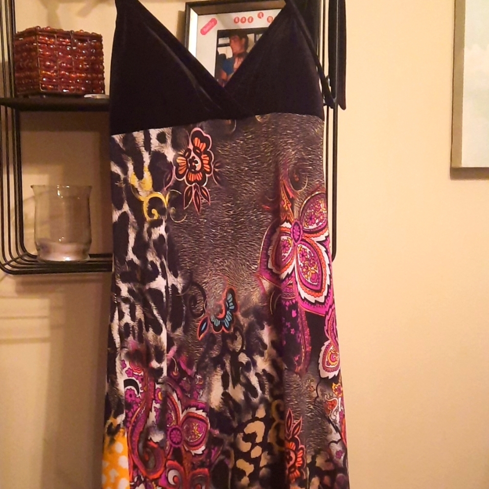 Long MAXI DRESS velvet top ties around neck. V neck pictures shows top